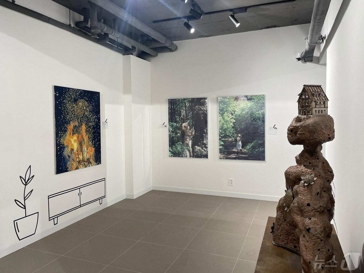 본문 이미지 - 전북자치도문화관광재단은 도지사 관사의 이름을 '하얀양옥집(하양집)'으로 짓고, 14일 미술전시 ‘들턱전’을 통해 공개한다고 13일 밝혔다.(전북문화관광재단 제공)