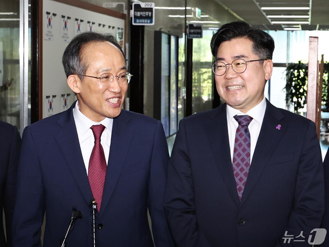 본문 이미지 - 추경호 국민의힘 원내대표와 박찬대 더불어민주당 원내대표가 13일 서울 여의도 국회에서 회동을 마친 뒤 취재진의 질문에 답하고 있다. 2024.5.13/뉴스1 ⓒ News1 구윤성 기자