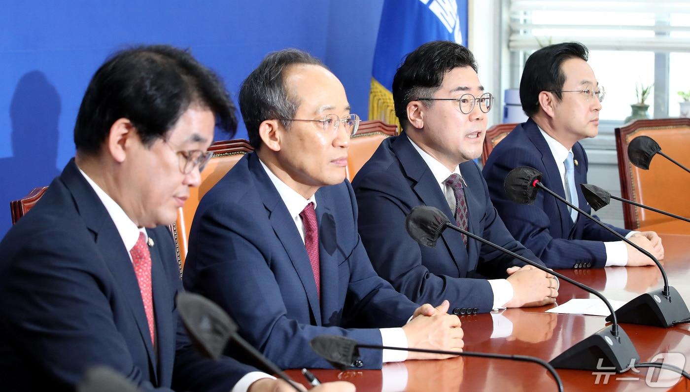 본문 이미지 - 박찬대 더불어민주당 원내대표가 13일 오전 서울 여의도 국회에서 추경호 국민의힘 원내대표를 접견, 발언을 하고 있다. 왼쪽부터 배준영 국민의힘 원내수석부대표, 추 원내대표, 박 원내대표, 박성준 더불어민주당 원내수석부대표. 2024.5.13/뉴스1 ⓒ News1 임세영 기자