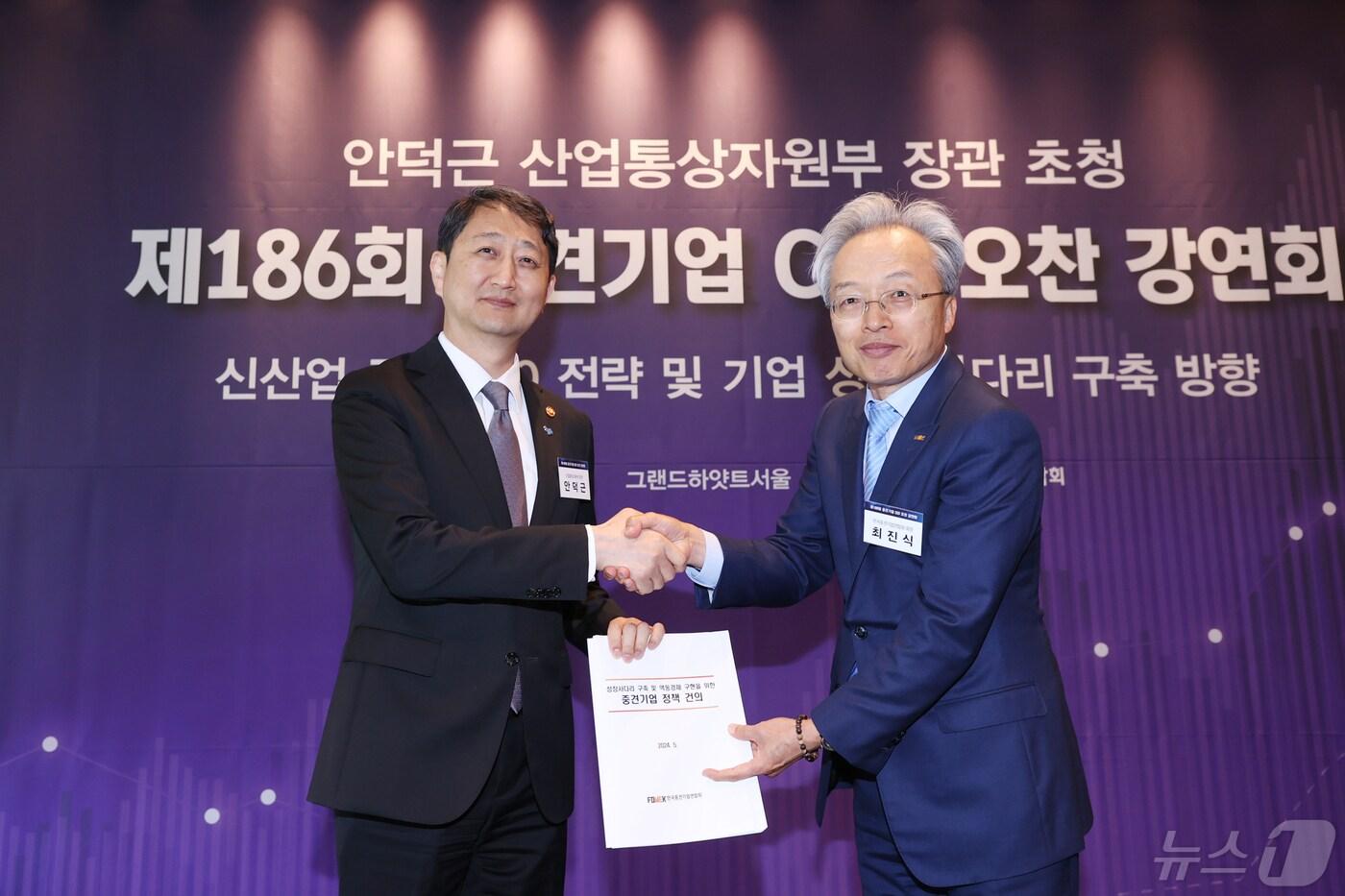 안덕근 산업통상자원부 장관(왼쪽)에게 '성장사다리 구축 및 역동경제 구현을 위한 중견기업 정책 건의​' 전달하는 최진식 한국중견기업연합회 회장(한국중견기업연합회 제공)