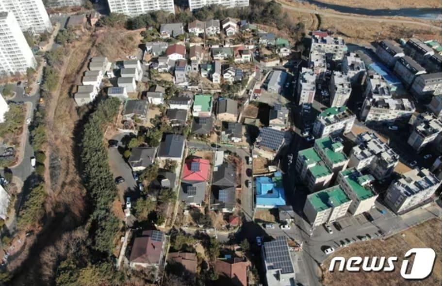 본문 이미지 - 항공에서 바라본 고양지역 태양광 설치 주택들. (고양시 제공)