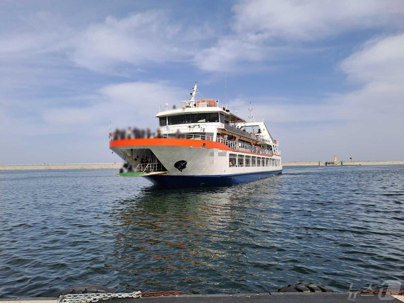 본문 이미지 - 12일 강릉 사천 해상서 발생한 관광유람선 추락사고 현장.&#40;강원도소방본부 제공&#41; 2024.5.12/뉴스1