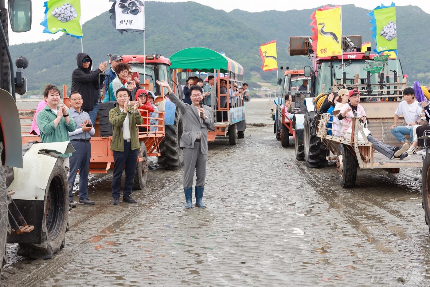 심덕섭 고창군수가 '2024 하전 갯벌 퍼레이드 시작을 알리고 있다.(고창군 제공)2024.5.13/뉴스1 