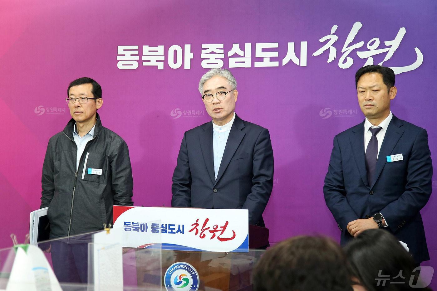 조명래 창원시 제2부시장이 13일 원이대로 S-BRT 사업과 관련해 브리핑을 하고 있다.(창원시 제공)