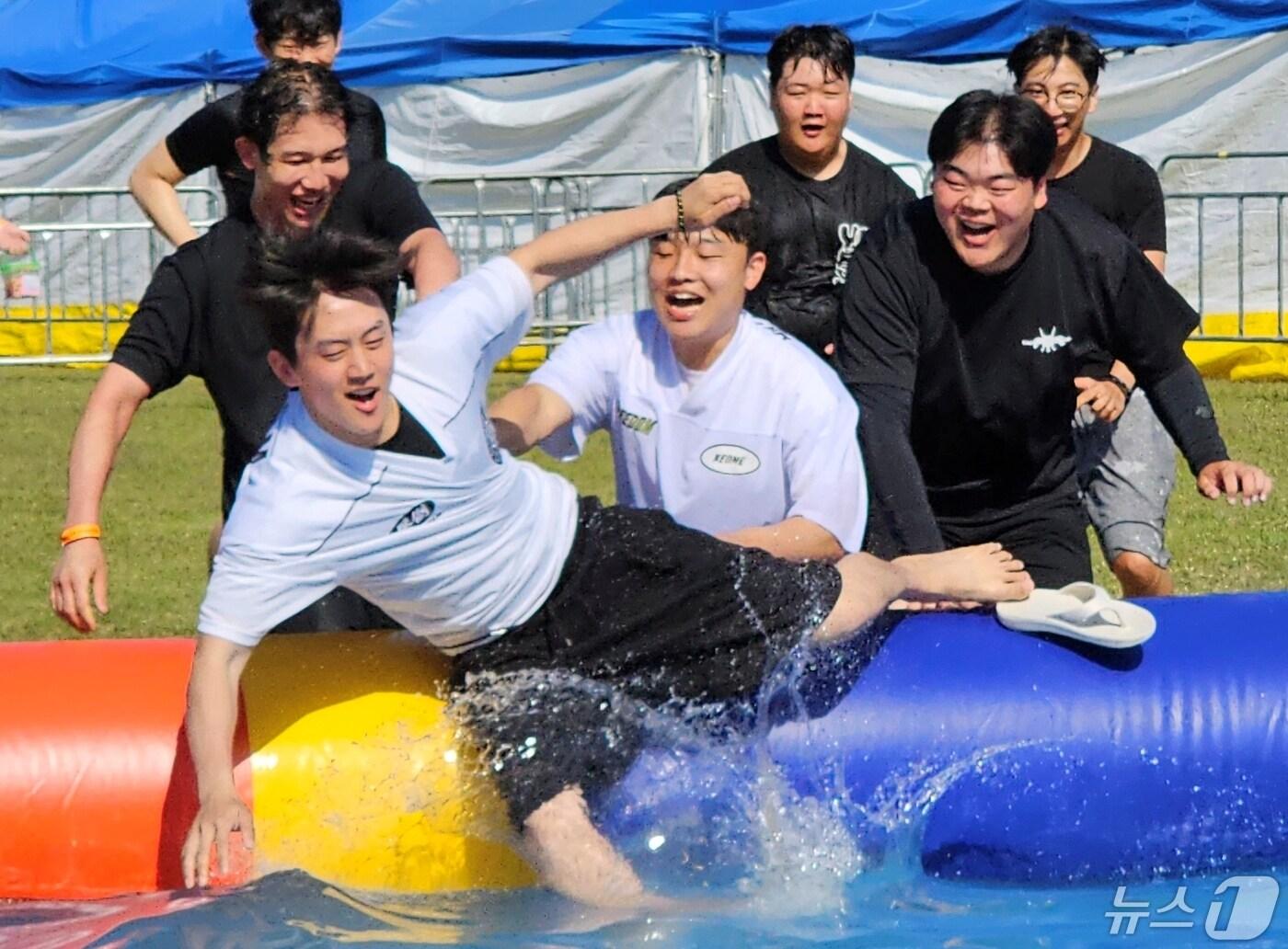 본문 이미지 - 13일 구미대 대운동장에서 열린 '워터 페스티벌'에서 학생들이 수영장에 친구들을 물에 빠뜨리며 즐거운 시간을 보내고 있다. 2024.5.13/뉴스1 ⓒ News1 정우용 기자