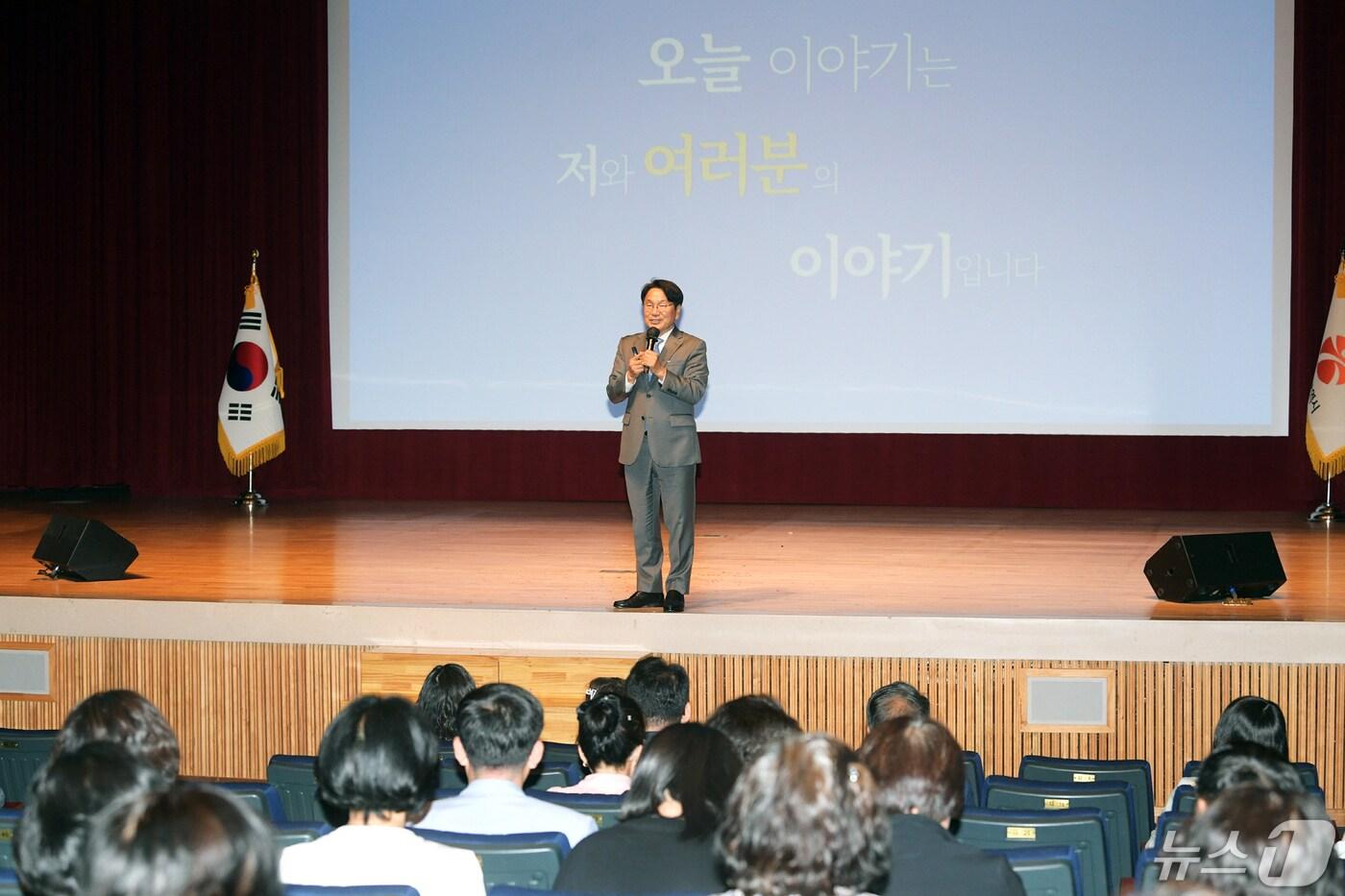 본문 이미지 - 강기정 광주시장이 13일 오후 시청 대회의실에서 열린 빛고을50+일자리 사업 발대식에 참석해 장년세대 생애재설계 지원 '50+종합채움'을 주제로 특별강연을 하고 있다.(광주시 제공)2024.5.13/뉴스1 