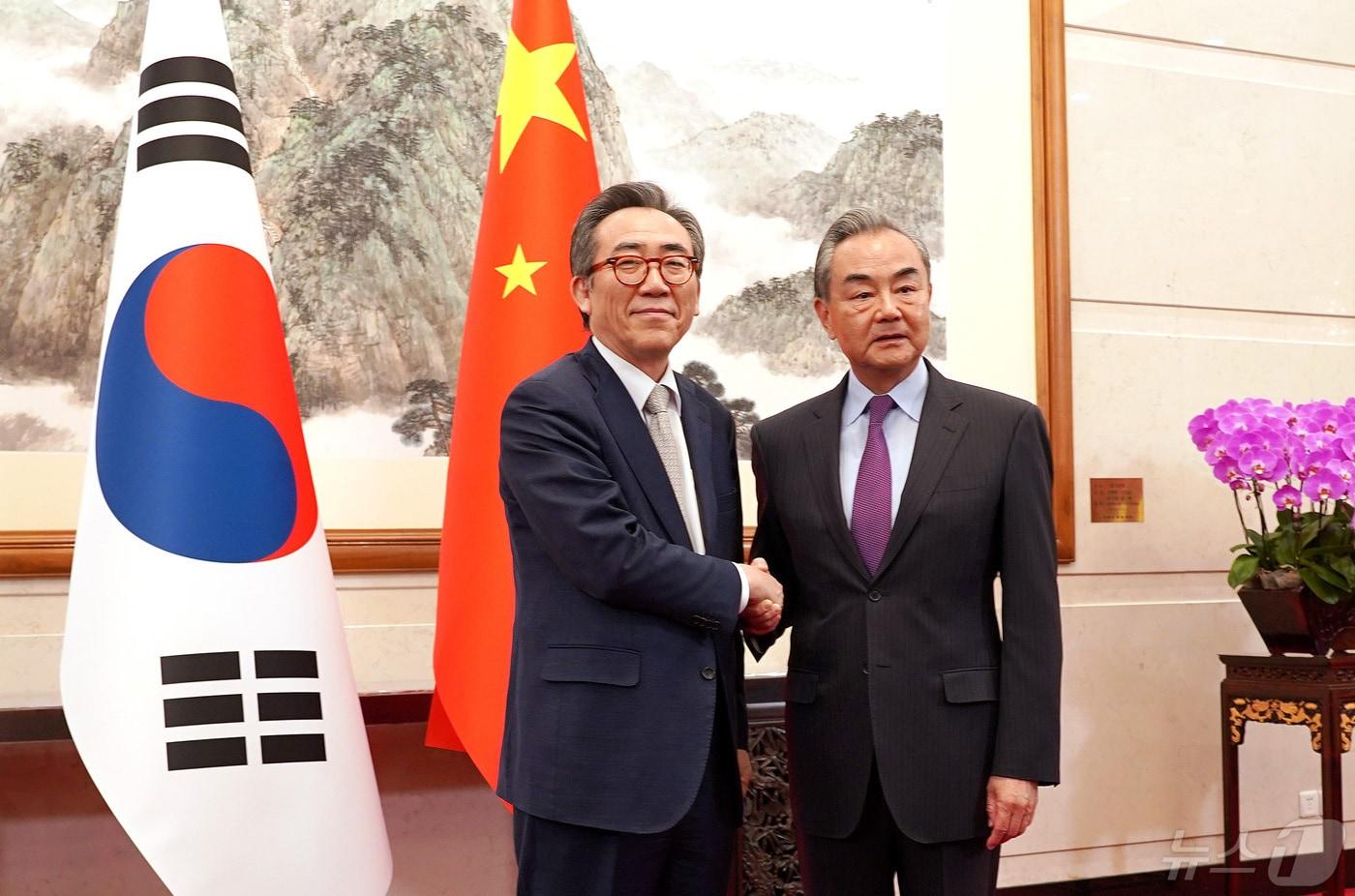 본문 이미지 - 조태열 외교부 장관(왼쪽)과 왕이 중국 외교부장이 13일 오후 중국 베이징에서 열린 한중 외교장관회담에 앞서 인사를 나누고 있다. 2024.5.13/뉴스1 ⓒ News1 정은지 특파원