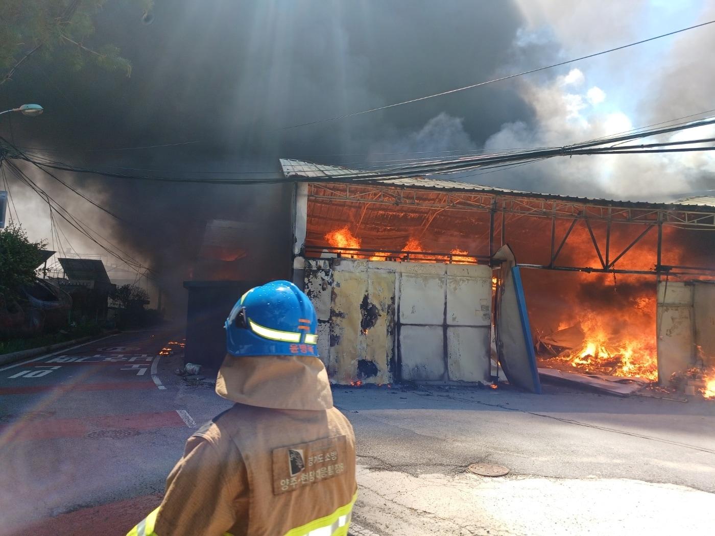 본문 이미지 - 양주 플라스틱 제조공장 화재(양주소방서 제공)/뉴스1