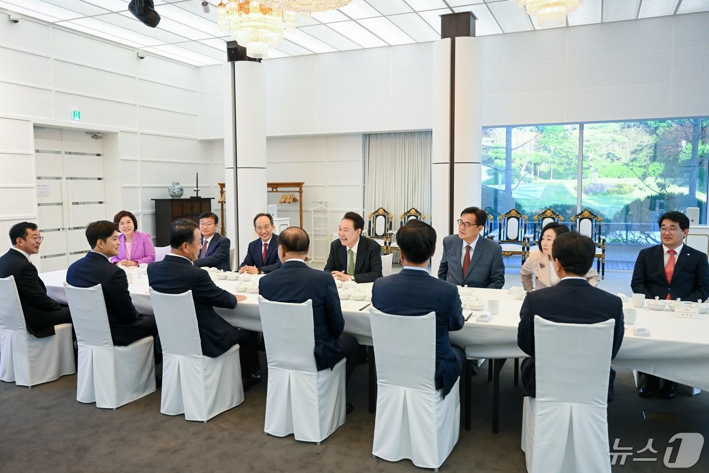 본문 이미지 - 윤석열 대통령이 13일 서울 용산구 한남동 관저에서 열린 국민의힘 비대위원 만찬에서 황우여 비대위원장을 비롯한 참석자들과 대화하고 있다. (대통령실 제공) 2024.5.13/뉴스1 ⓒ News1 오대일 기자
