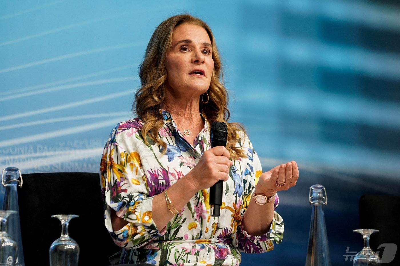 본문 이미지 - 멜린다 프렌치 게이츠가 지난해 국제통화기구(IMF)와 세계은행(WB)이 개최한 행사에서 여성 리더를 주제로 연설을 펼친 모습. 2023.04.13. ⓒ 로이터=뉴스1 ⓒ News1 정윤영 기자