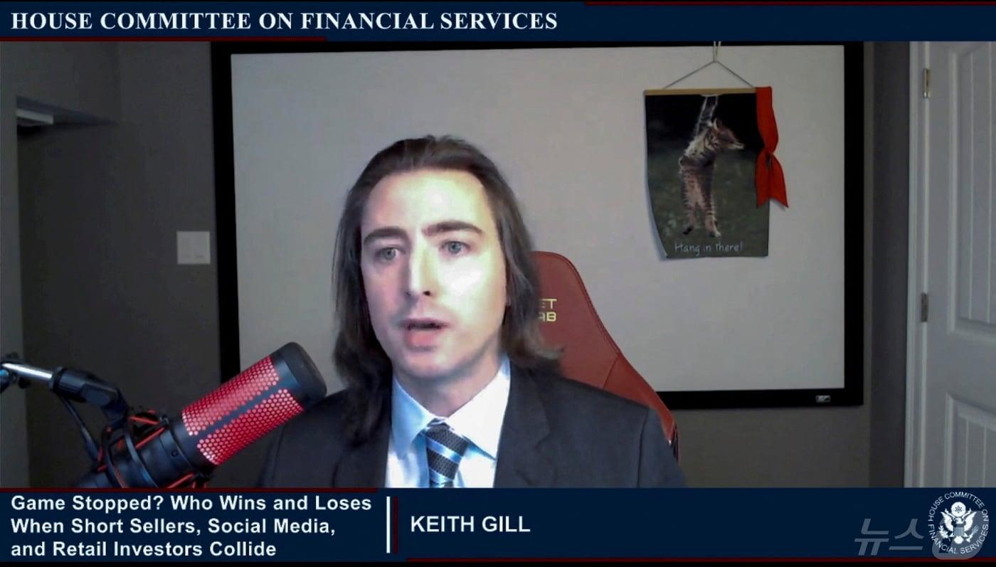 닉네임이 '로어링 키티'로 밈주식 열풍을 일으킨 주역 중 하나인 키스 길이 X에 복귀 신호를 알렸다. 그가 주식 시황을 중계하고 있는 모습. ⓒ 로이터=뉴스1 ⓒ News1 박형기 기자