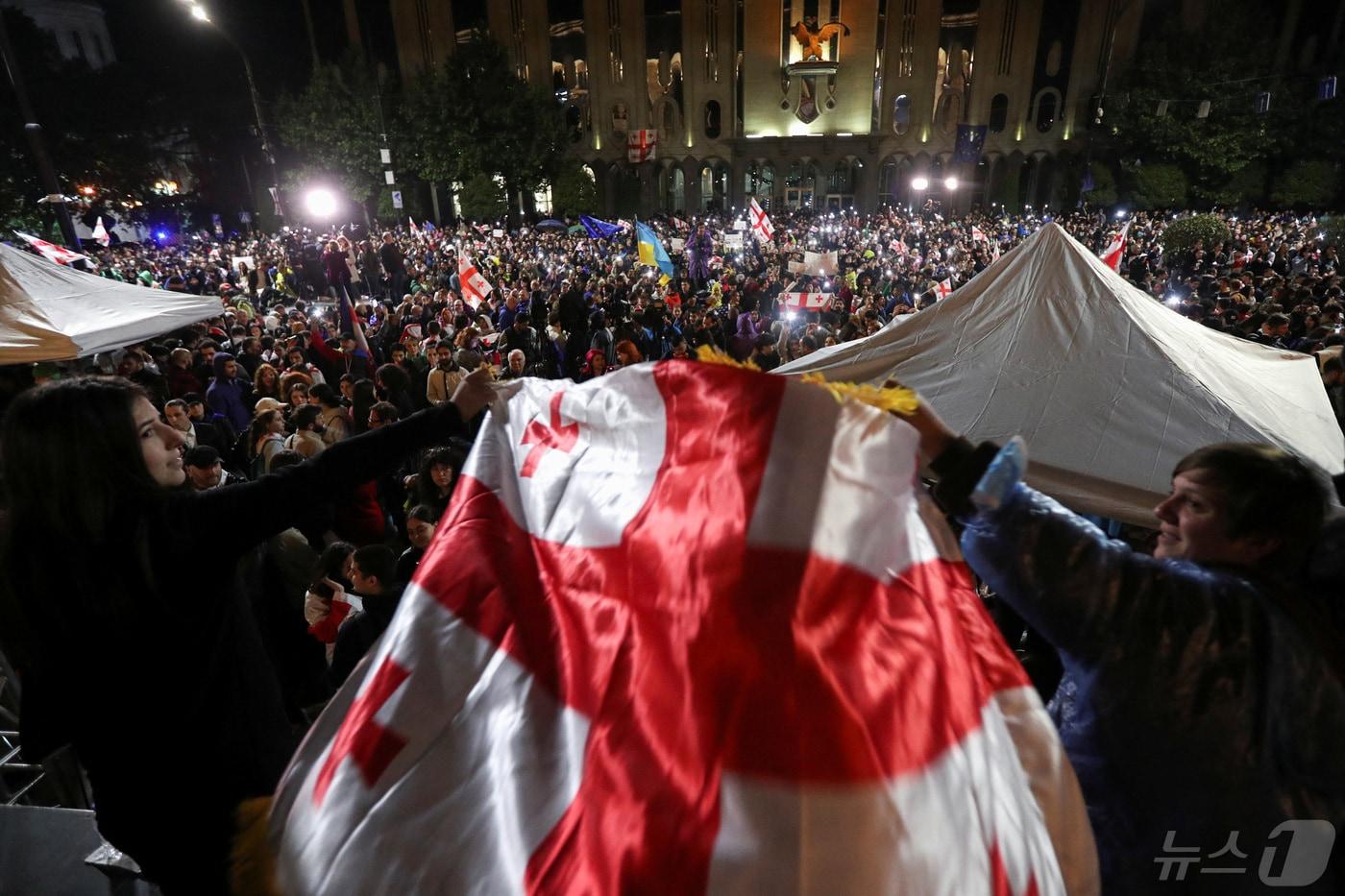 조지아 트빌리시에서 '외국대리인법' 입법에 반대하는 시위대가 몰려 농성을 벌이고 있다. 2024.05.13 ⓒ 로이터=뉴스1 ⓒ News1 정지윤 기자