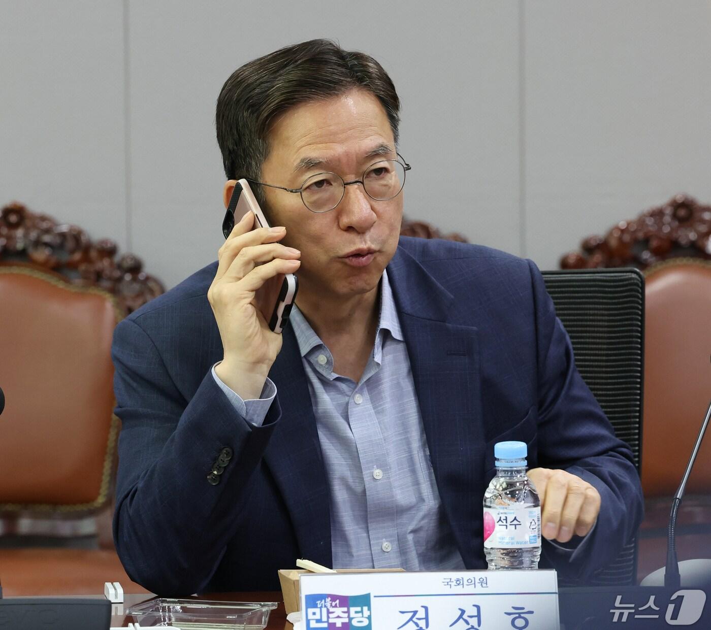 본문 이미지 - 정성호 더불어민주당 의원이 14일 서울 여의도 국회 의원회관에서 열린 제22대 당선자 의정활동 학습모임 '한국사회, 어떻게 가야하는가?' 에서 통화를 하고 있다. 2024.5.14/뉴스1 ⓒ News1 송원영 기자