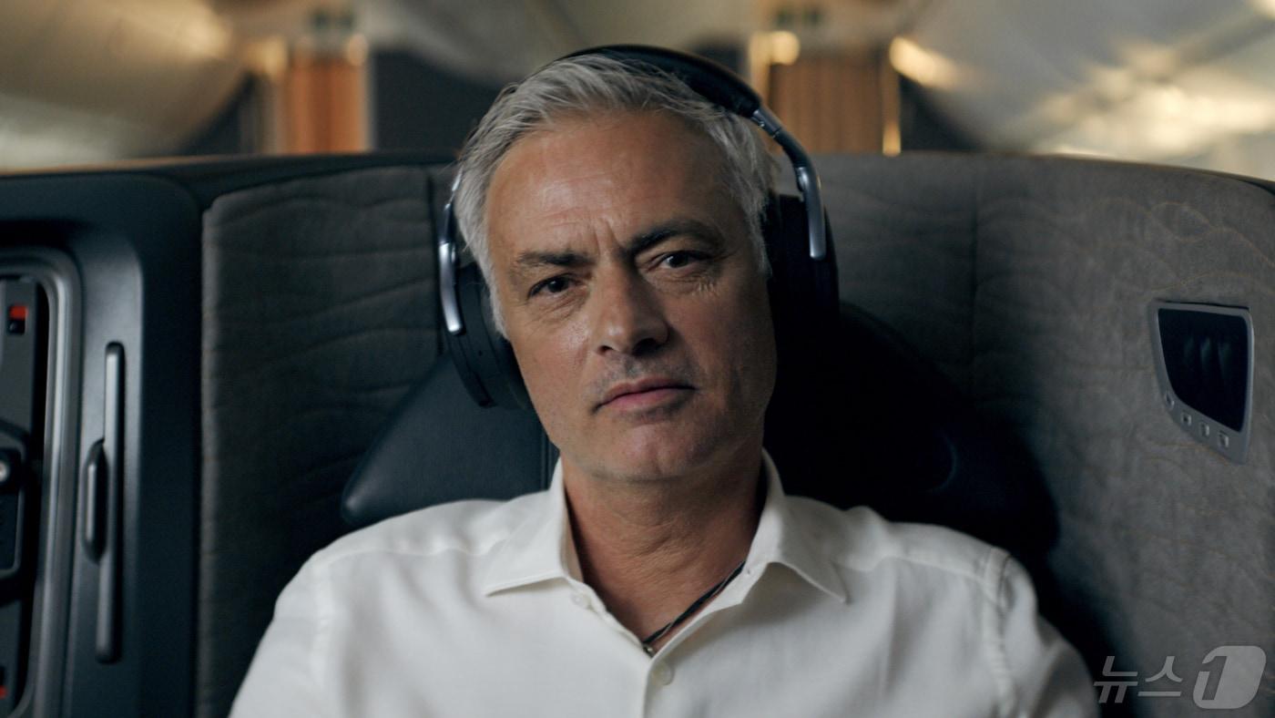 노이즈캔슬링 헤드폰을 착용한 조제 모리뉴 감독(터키항공 제공)