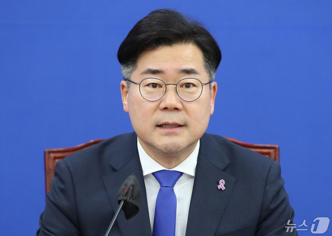 본문 이미지 - 박찬대 더불어민주당 원내대표가 14일 오전 서울 여의도 국회에서 열린 원내대책회의에서 발언을 하고 있다. 2024.5.14/뉴스1 ⓒ News1 임세영 기자