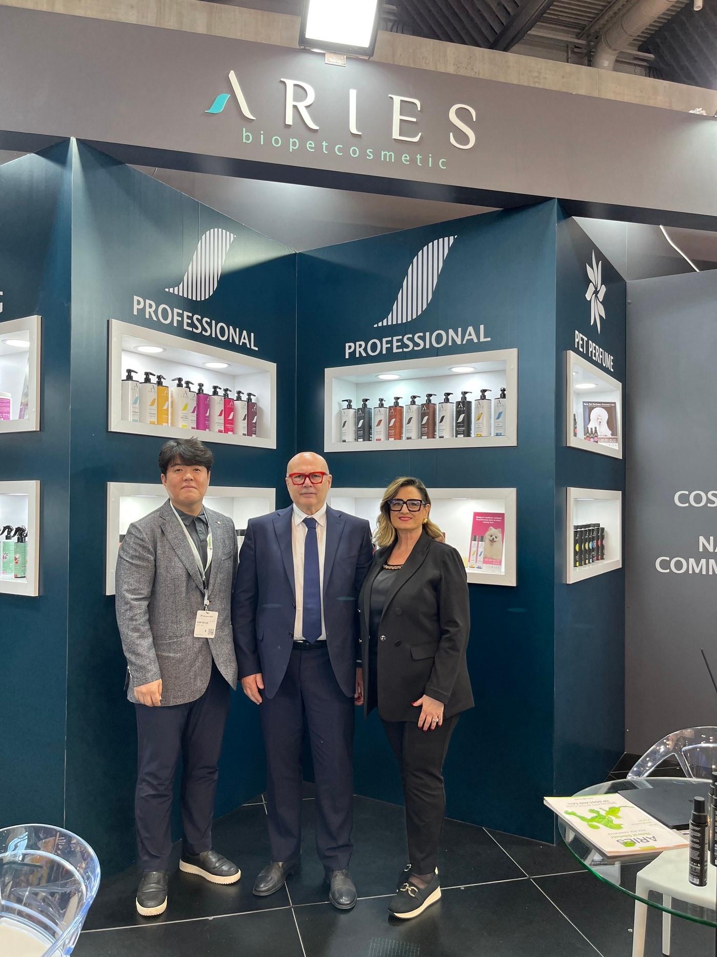 본문 이미지 - 펫 가전 전문 기업 페페가 이탈리아의 반려동물 화장품 기업 '아리에스 바이오펫코스메틱(ARIES biopetcosmetic)'과 기기 공급 및 업무협약(MOU)을 체결했다(페페 제공)