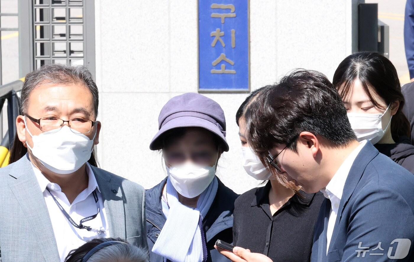 통장잔고증명서 위조 등의 혐의를 받고 있는 윤석열 대통령의 장모 최은순 씨가 지난해 5월 14일 서울 송파구 서울동부구치소에서 가석방되고 있다.  (공동 취재) 2024.5.14/뉴스1 ⓒ News1 신웅수 기자