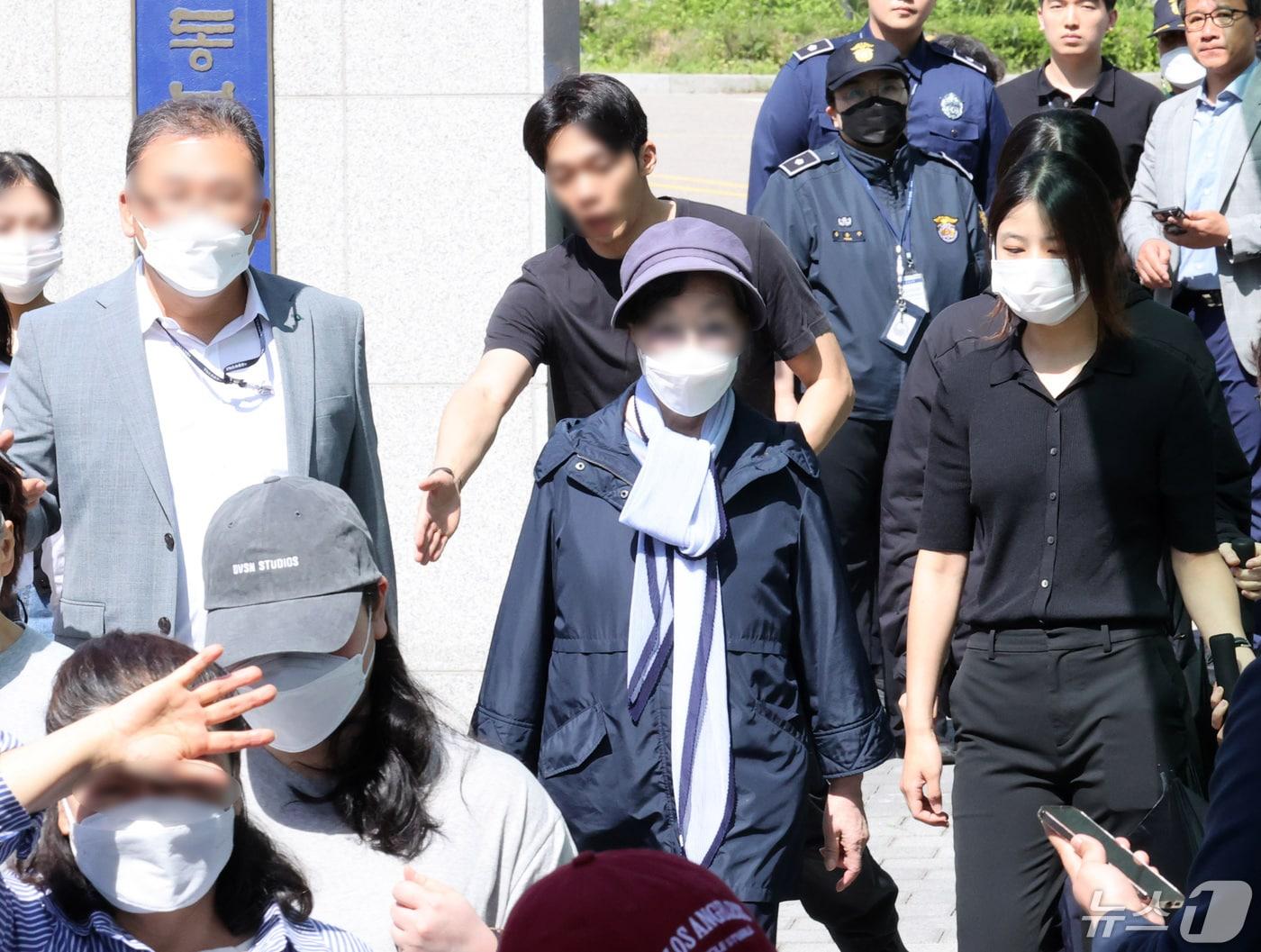 본문 이미지 - 통장잔고증명서 위조 등의 혐의를 받고 있는 윤석열 대통령의 장모 최은순 씨가 지난해 5월 14일 서울 송파구 서울동부구치소에서 가석방되고 있다. &#40;공동 취재&#41; 2024.5.14/뉴스1 ⓒ News1 신웅수 기자