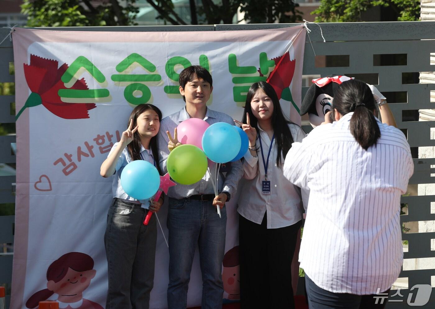 본문 이미지 - 스승의날을 하루 앞둔 14일 오전 경기 수원시 팔달구 매향중학교에서 학생들이 스승의날 기념 등굣길 레드카펫 행사를 진행하고 있다. 2024.5.14/뉴스1 ⓒ News1 김영운 기자