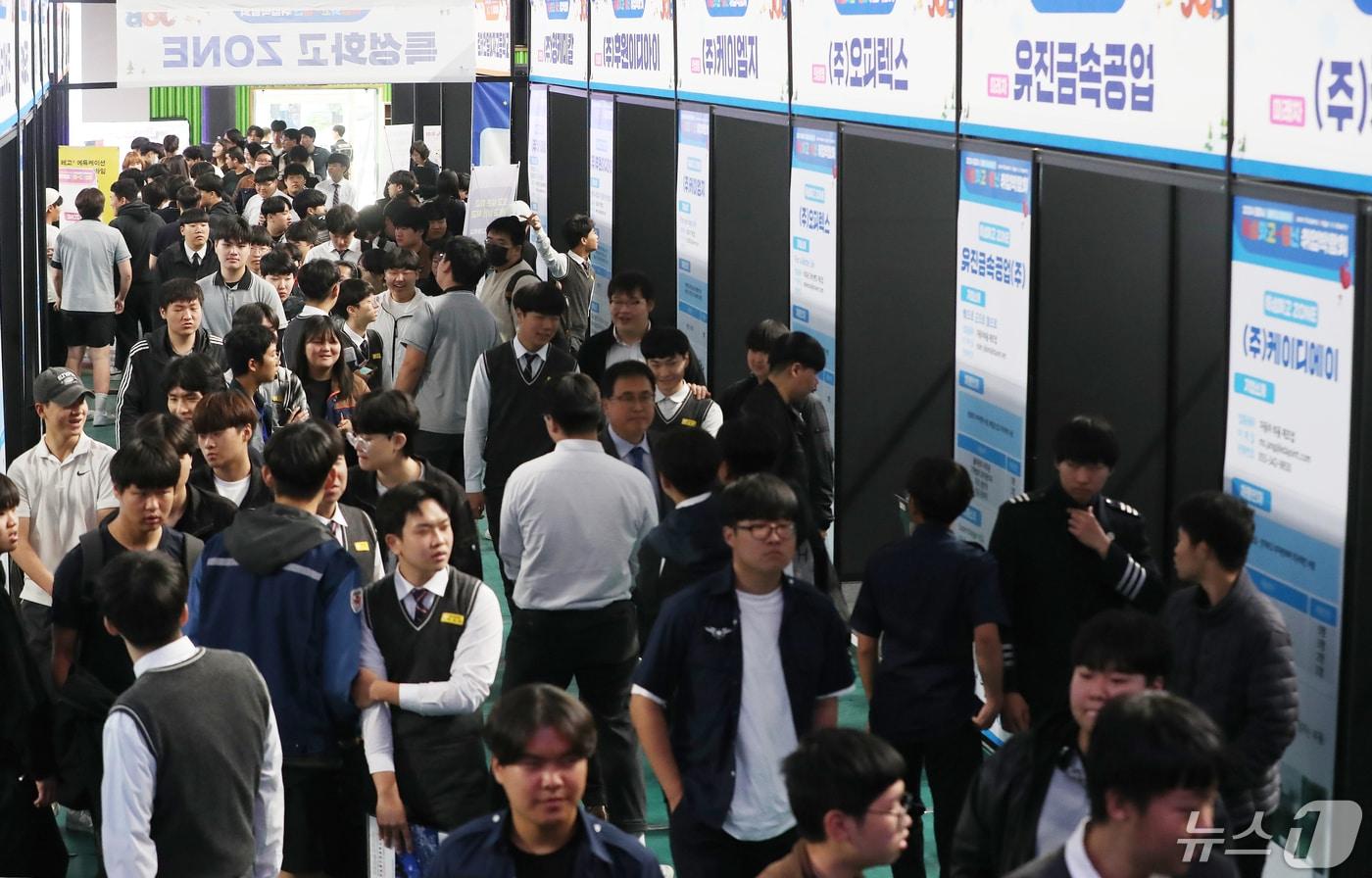 경남 김해문화체육관에서 열린 '2024년 특성화고-청년 취업박람회'에 참가한 특성화고 학생들이 기업 부스를 살펴보는 모습. /뉴스1 ⓒ News1 윤일지 기자