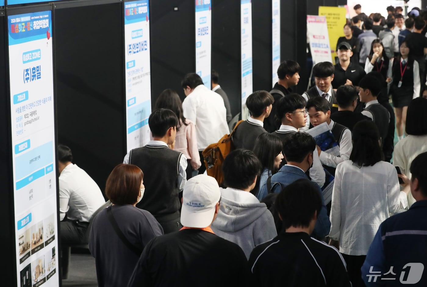 본문 이미지 - 경남 김해문화체육관에서 열린 '특성화고-청년 취업박람회'에 참가한 특성화고 학생들이 면접을 보고 있다.  ⓒ 뉴스1 윤일지 기자