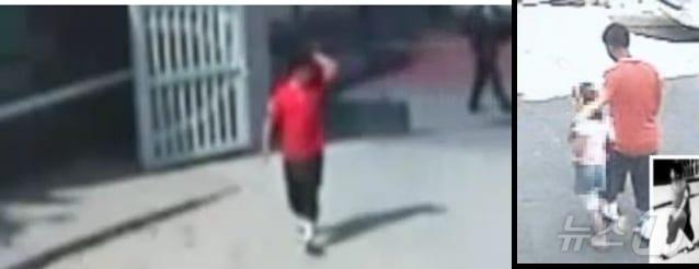 본문 이미지 -  2010년 6월 7일 오전 9시 쯤 서울 영등포구의 한 초등학교에 들어간 김수철(왼쪽)이 50여분 뒤 피해 아동을 위협해 교문 밖으로 데려 나오고 있다. (SBS 갈무리· CCTV=경찰 제공) ⓒ 뉴스1