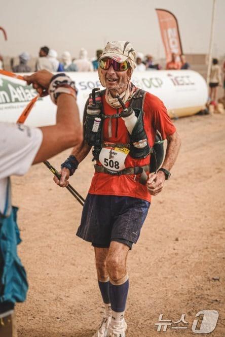 본문 이미지 - 결승점에 골인하고 있는 영국인 해리 헌터 옹 - 마라톤 더 사브레 갈무리 