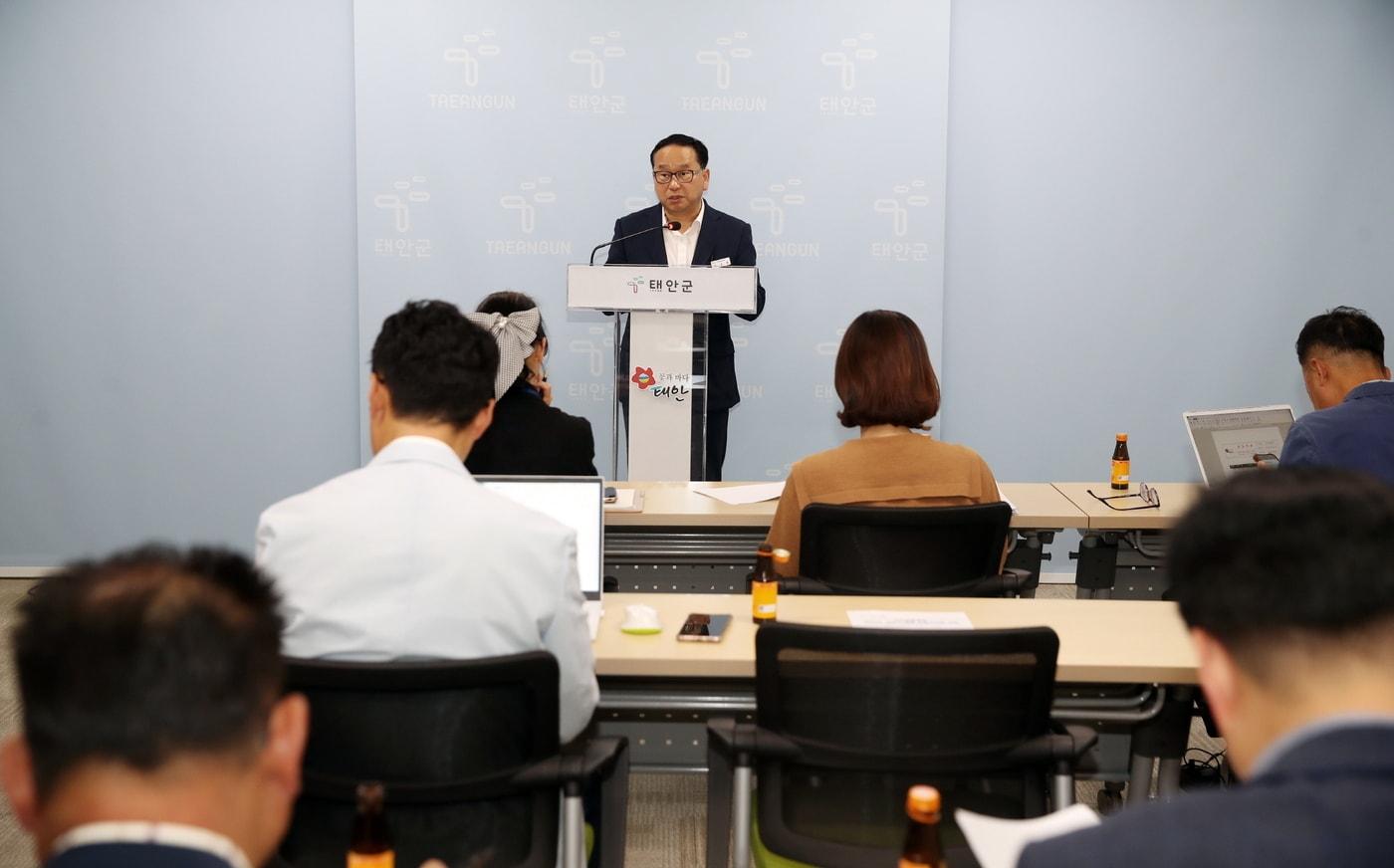 조규호 태안군 주민공동체과장이 브리핑을 하고 있다. (태안군 제공)/뉴스1