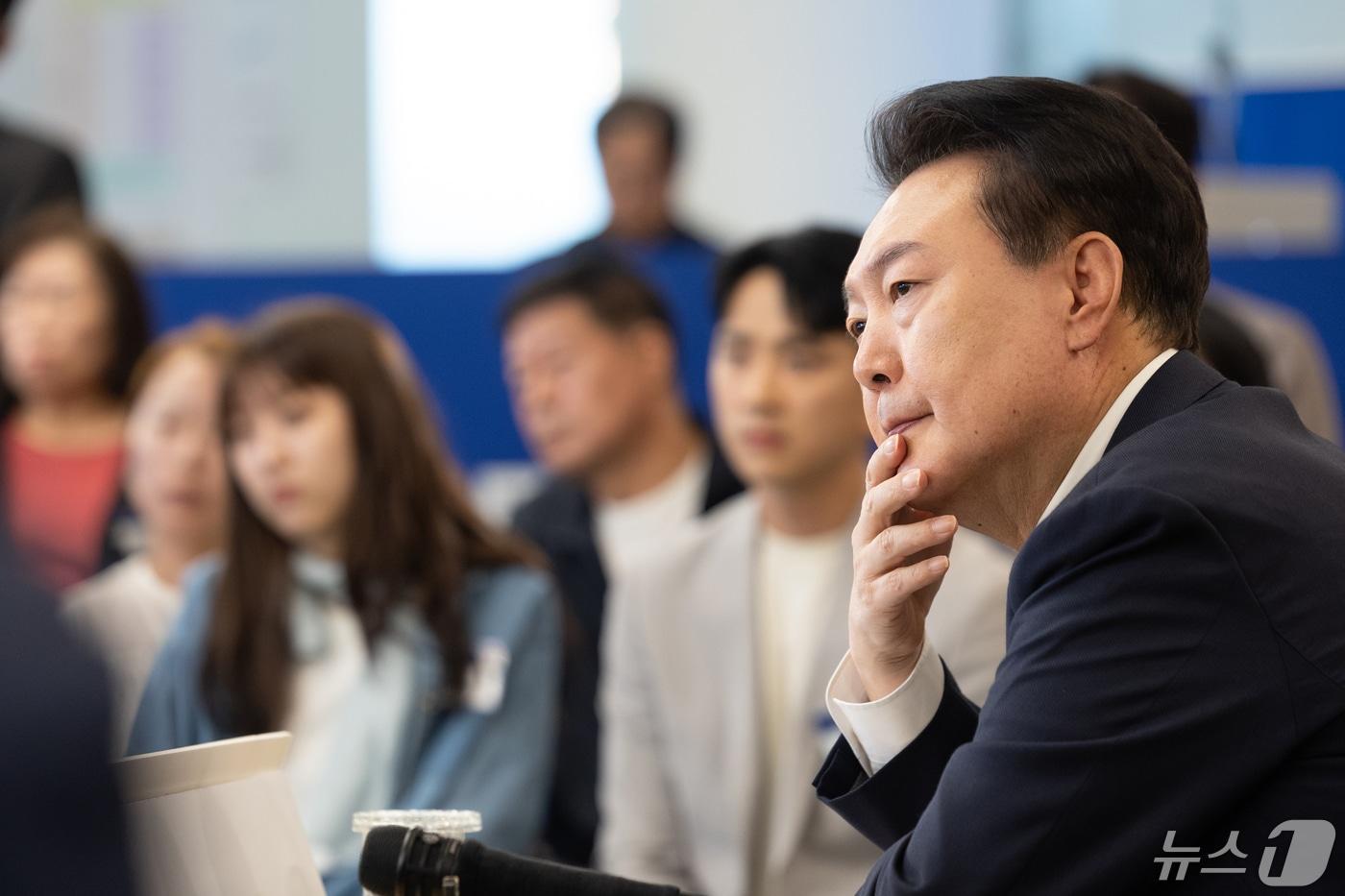 윤석열 대통령이 14일 서울 중구 서울고용복지플러스센터에서 '고맙습니다, 함께 보듬는 따뜻한 노동현장'을 주제로 열린 스물다섯 번째 국민과 함께하는 민생토론회에서 참석자들의 발언을 경청하고 있다. (대통령실 제공) 2024.5.14/뉴스1 ⓒ News1 오대일 기자