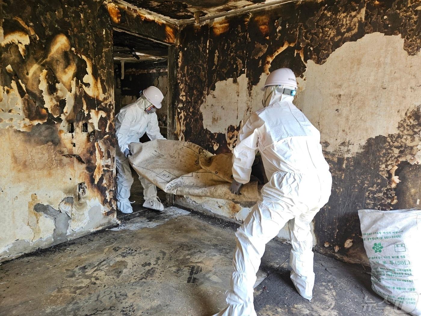 본문 이미지 - 화재 피해 가구 복구 활동 모습. (대전시 제공) 2024.5.14/뉴스1 ⓒ News1 김기태 기자