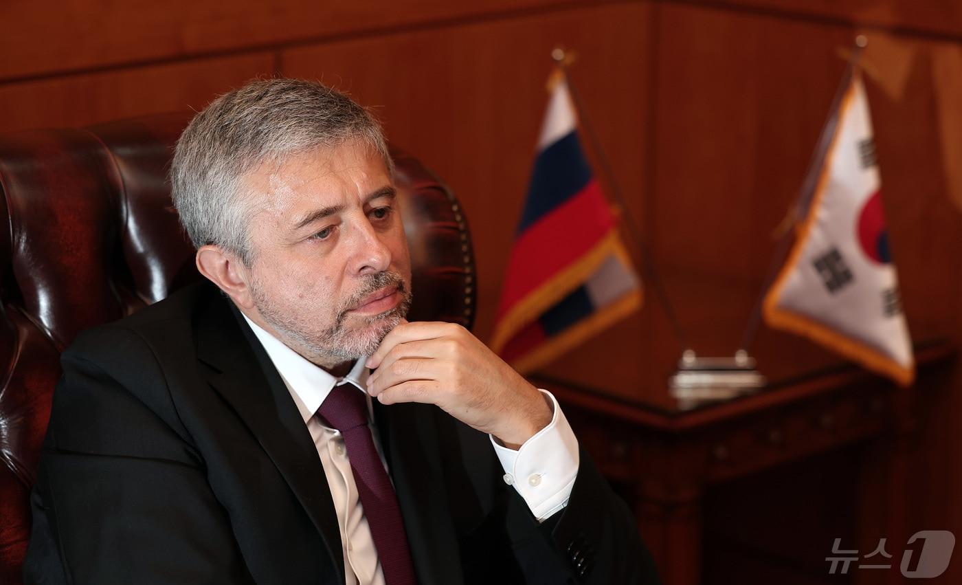 본문 이미지 - 게오르기 지노비예프 주한 러시아 대사가 14일 서울 중구 주한 러시아대사관에서 진행된 뉴스1과 인터뷰를 하고 있다. 2024.5.14/뉴스1 ⓒ News1 김성진 기자