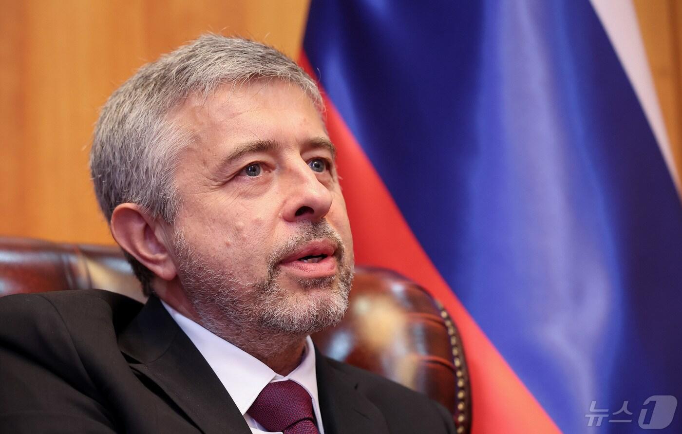 게오르기 지노비예프 주한 러시아 대사가 14일 서울 중구 주한 러시아대사관에서 진행된 뉴스1과 인터뷰를 하고 있다. 2024.5.14/뉴스1 ⓒ News1 김성진 기자