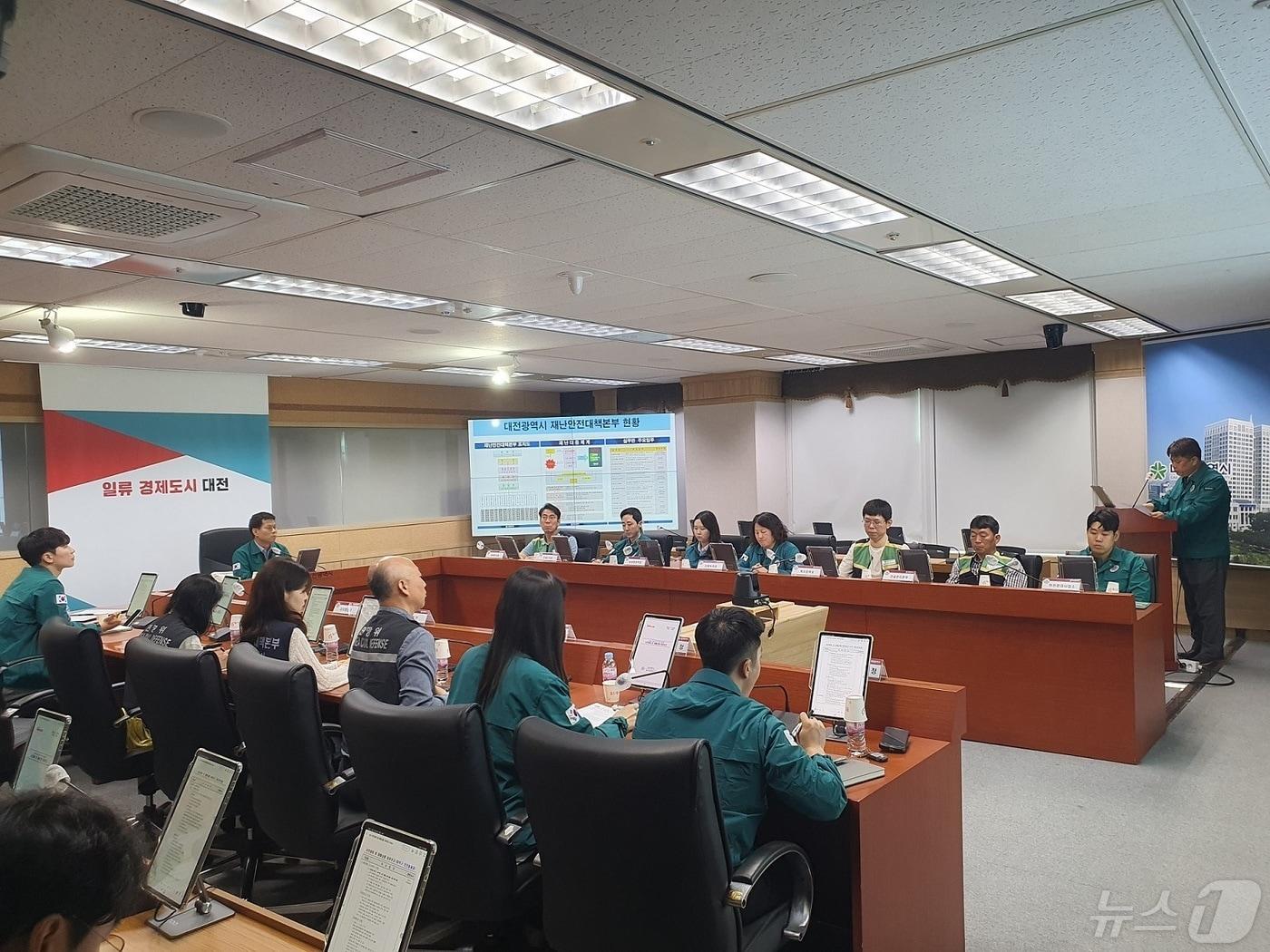 본문 이미지 - 대전시가 14일 시청 재난안전상황실에서 여름철 풍수해 재난 대응 능력 강화를 위해 대전경찰청, 소방본부, 자치구 및 협업부서가 참여하는 토론식 합동훈련을 실시하고 있다. (대전시 제공) 2024.5.14/뉴스1 