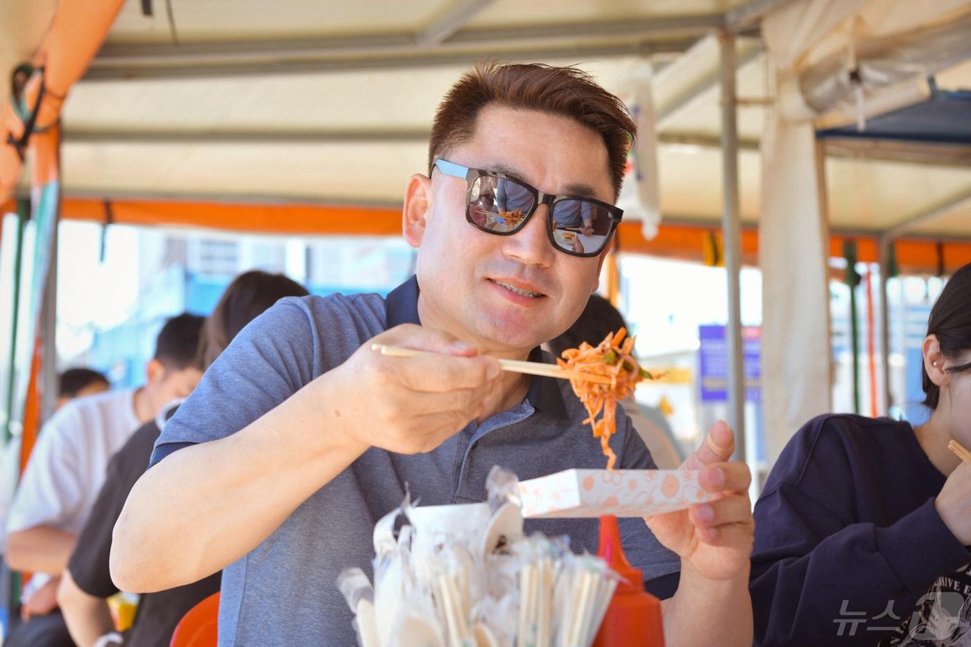 오징어 금어기 해제 후 첫 조업에 나섰던 어선이 돌아온 14일 강원 속초지역 대표 포장마차촌인 '오징어난전'이 손님들로 붐비고 있다.(속초시 제공) 2024.5.14/뉴스1