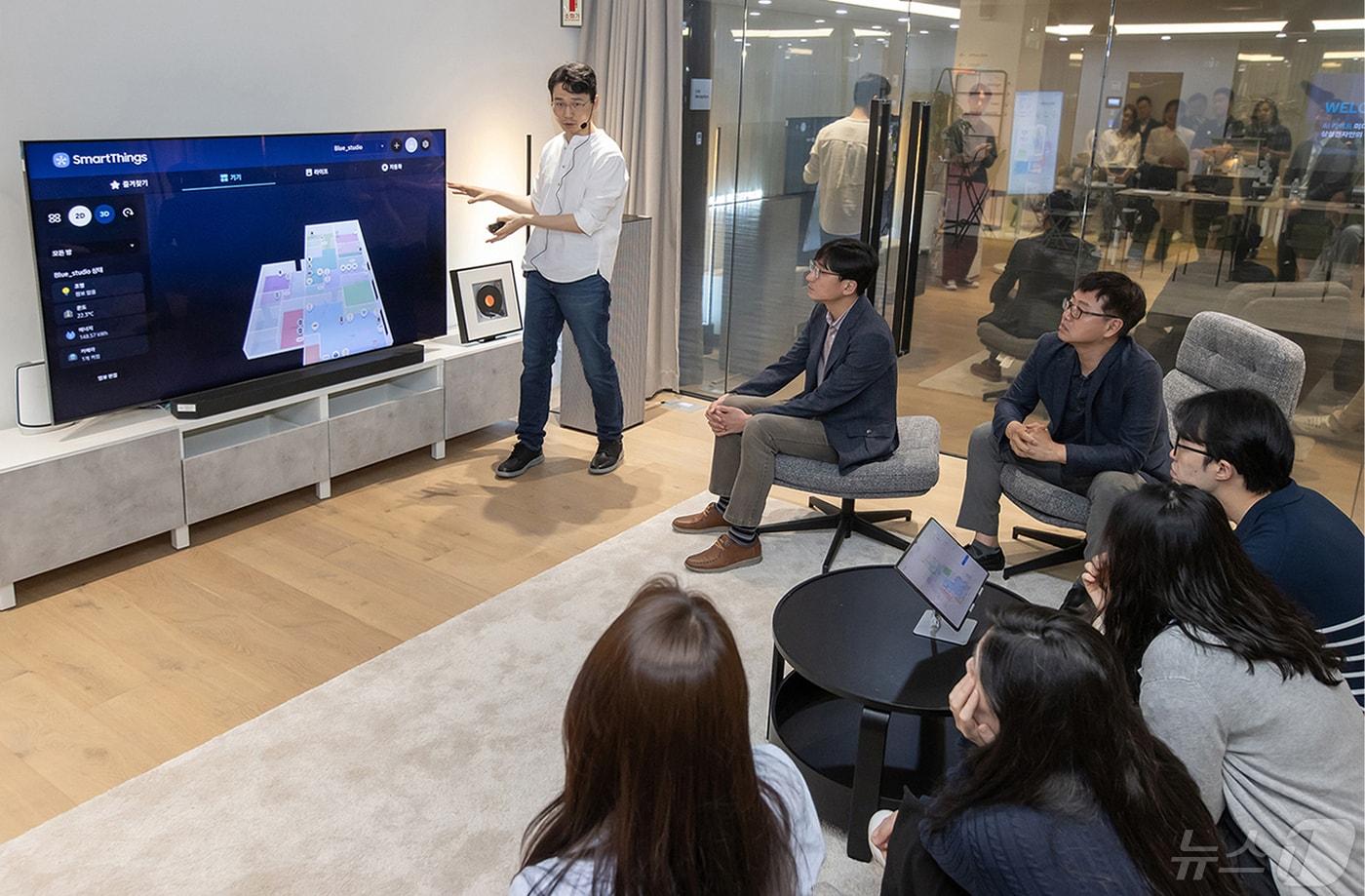  문종채 삼성전자 경험솔루션파트(CX·MDE) 프로가 14일 수원사업장 디지털시티에 위치한 CX·MDE(고객 중심 멀티 디바이스 경험)센터에서 'AI 라이프'를 소개하고 있다. (삼성전자 제공)