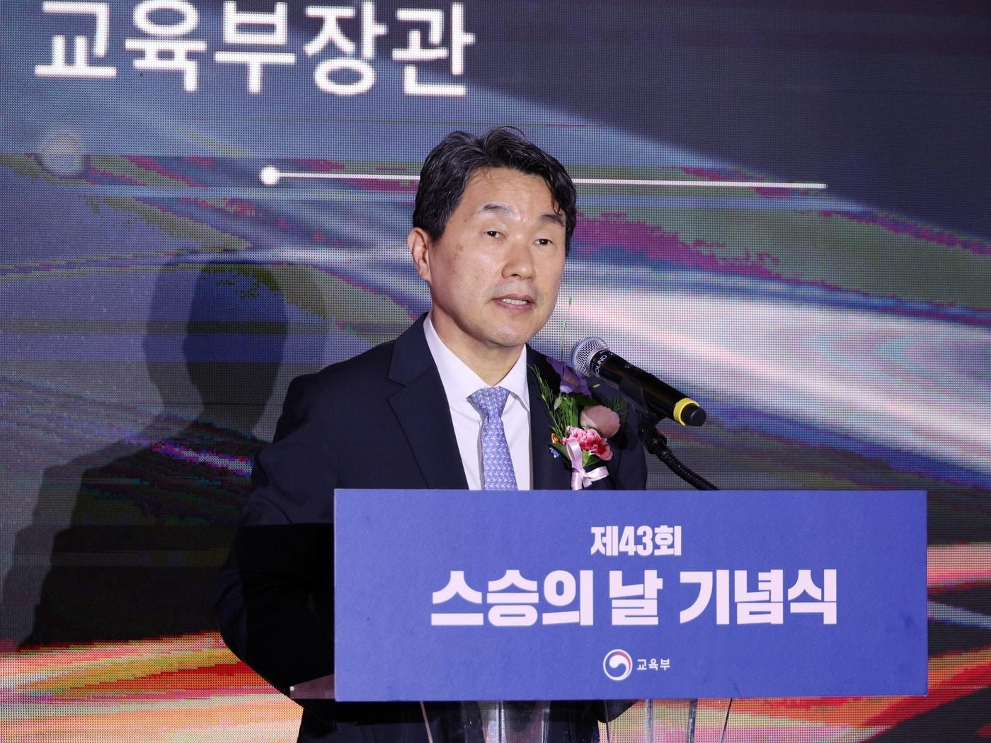 본문 이미지 - 이주호 부총리 겸 교육부 장관은 14일 서울 서초구 더케이호텔에서 스승의 날을 앞두고 개최된 제43회 스승의 날 기념식에 참석했다.(교육부 제공)