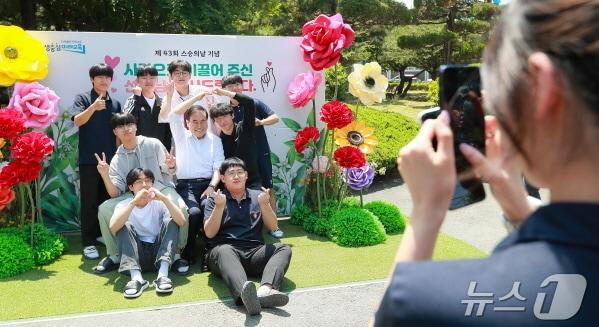본문 이미지 - 14일 전주제일고 방문한 서거석 전북자치도교육감이 학생들과 기념사진을 찍고 있다.(전북교육청 제공)/뉴스1