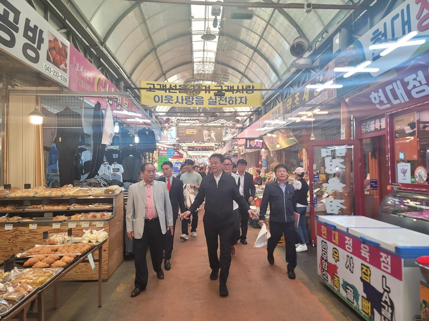 본문 이미지 - 방기선 국무조정실장이 14일 충북 청주시 흥덕구 복대가경시장을 방문했다.(총리실 제공)