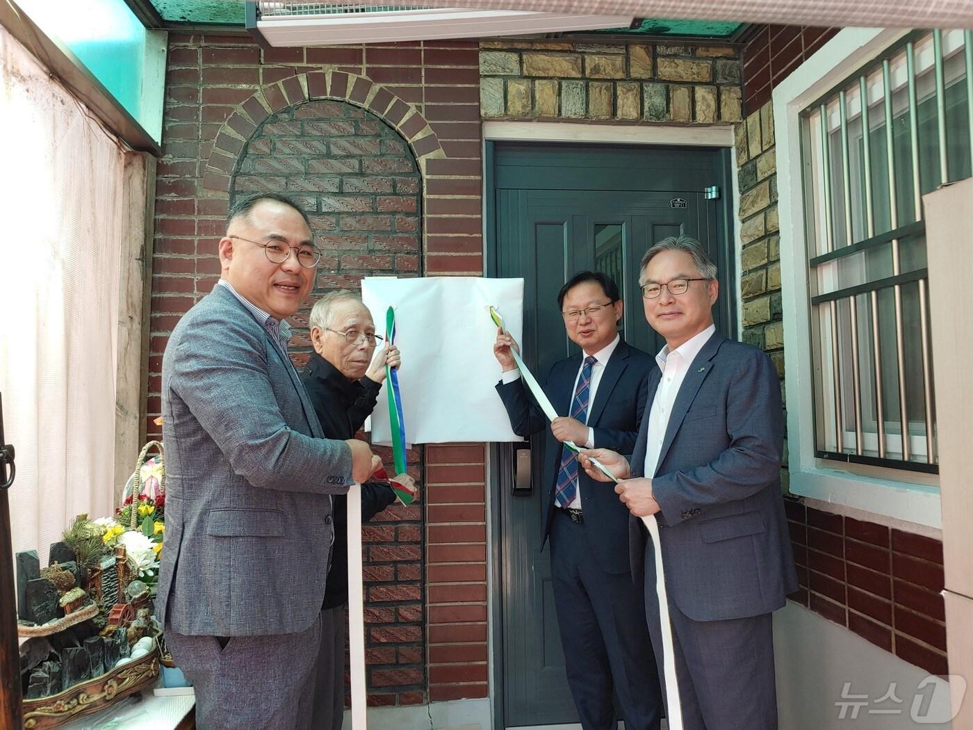 본문 이미지 -  14일 대전 중구 소재 국가유공자 자택에서 강만희 대전지방보훈청장(오른쪽 두번째), 류옥현 LH 대전충남지역본부장(오른쪽) 등 관계자들이 '명예를 품은 집' 42호 현판식을 진행하고 있다. (대전보훈청 제공) /뉴스1 