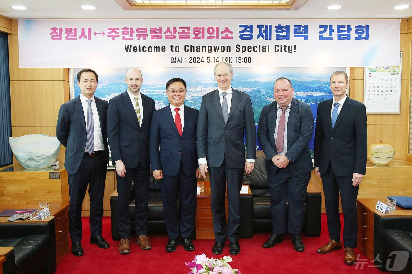 홍남표 경남 창원시장(왼쪽에서 세번째)이 14일 시청 접견실에서 창원을 방문한 주한유럽상의 관계자들과 기념사진을 촬영하고 있다.(창원시 제공)