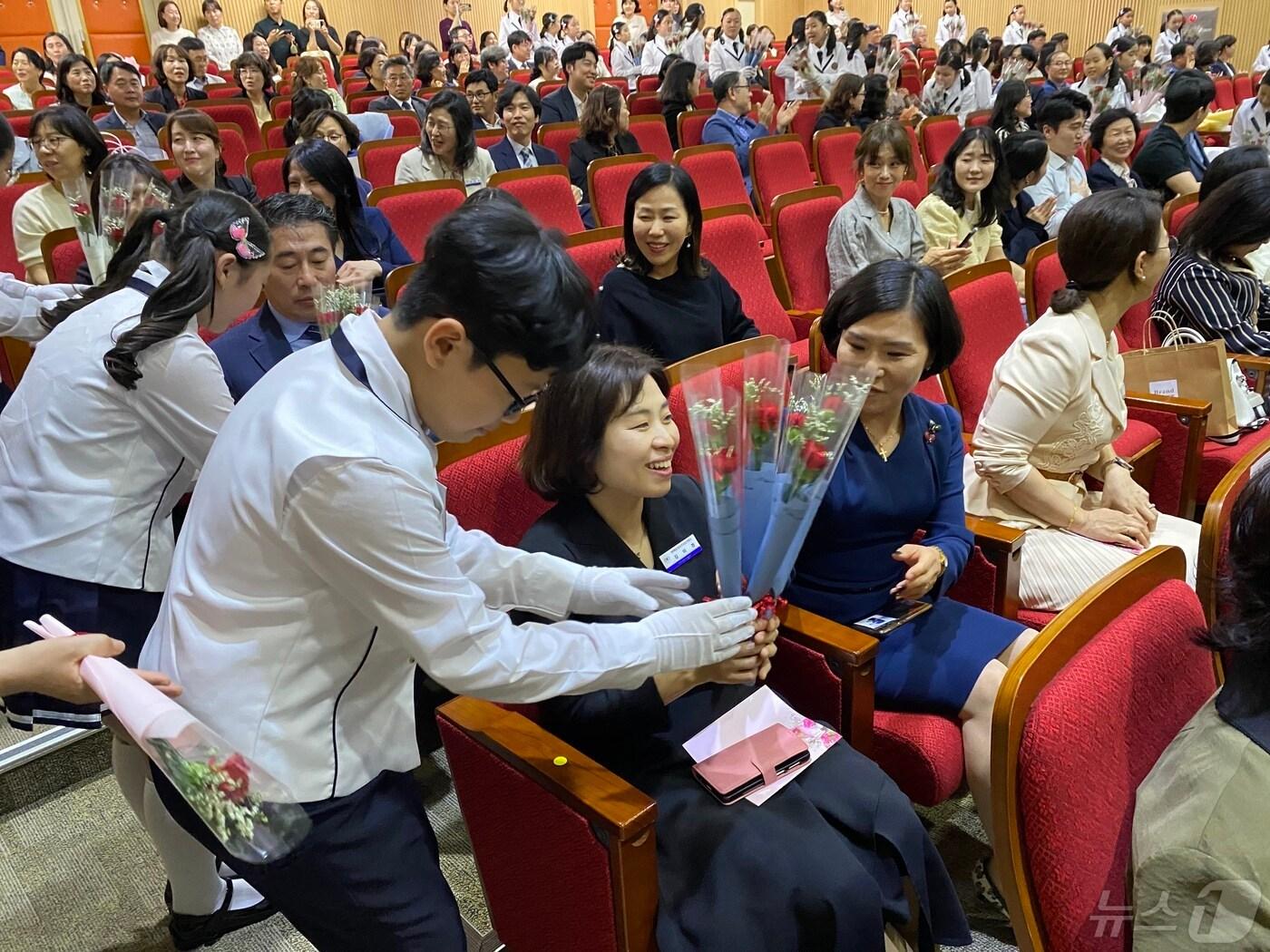 본문 이미지 -  14일 대전교육청 대강당에서 한 학생이 교사에게 카네이션을 전달하고 있다. 2024.5.14/뉴스1 ⓒ News1 허진실 기자 