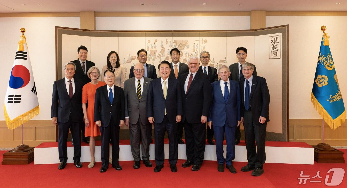 본문 이미지 - 윤석열 대통령이 14일 용산 대통령실 청사에서 미·일 학계 및 전직 인사들을 접견하며 단체 기념촬영을 하고 있다. (대통령실 제공) 2024.5.14/뉴스1 ⓒ News1 오대일 기자