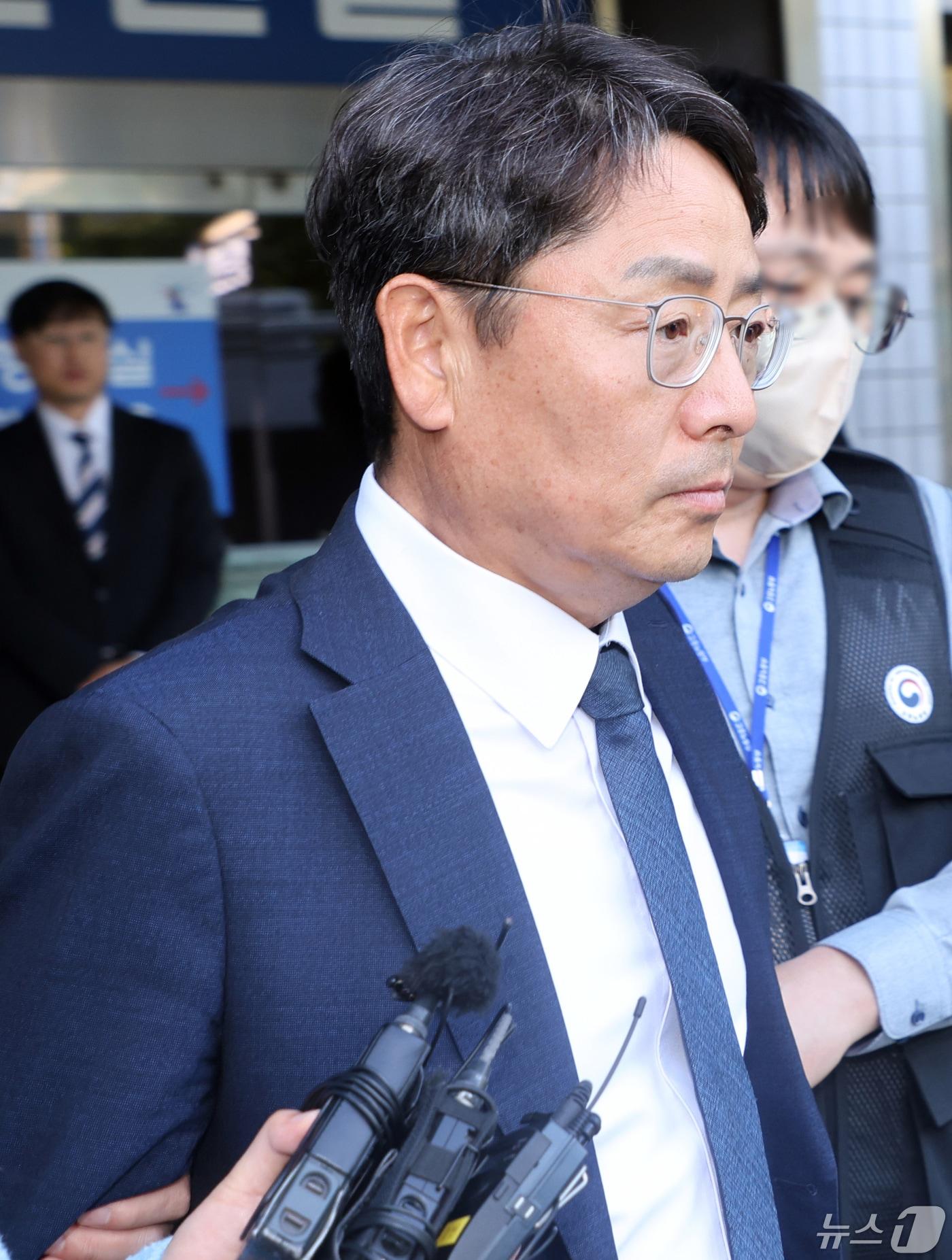 본문 이미지 - 중대재해처벌법 위반 혐의를 받는 세아베스틸 김철희 대표가 14일 전북자치도 군산시 전주지방법원 군산지원에서 열린 영장실질심사(구속 전 피의자 심문)를 마치고 호송되고 있다. 2024.5.14/뉴스1 ⓒ News1 유경석 기자