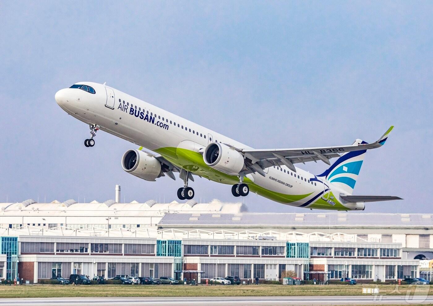 본문 이미지 - 에어부산 항공기.(에어부산 제공)