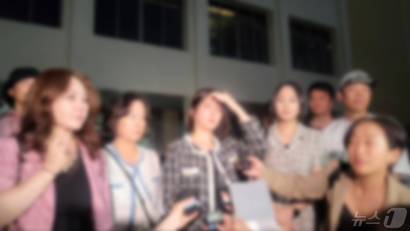 본문 이미지 - 14일 대구지법에서 진행된 국민참여재판 선고 결과 후 취재진과 인터뷰하는 피고인 A씨(24·여). A씨는 "선고 결과에 불북해 항소장을 제출할 예정"이라고 말했다. 2024.5.14/뉴스1 ⓒ News1 이성덕 기자