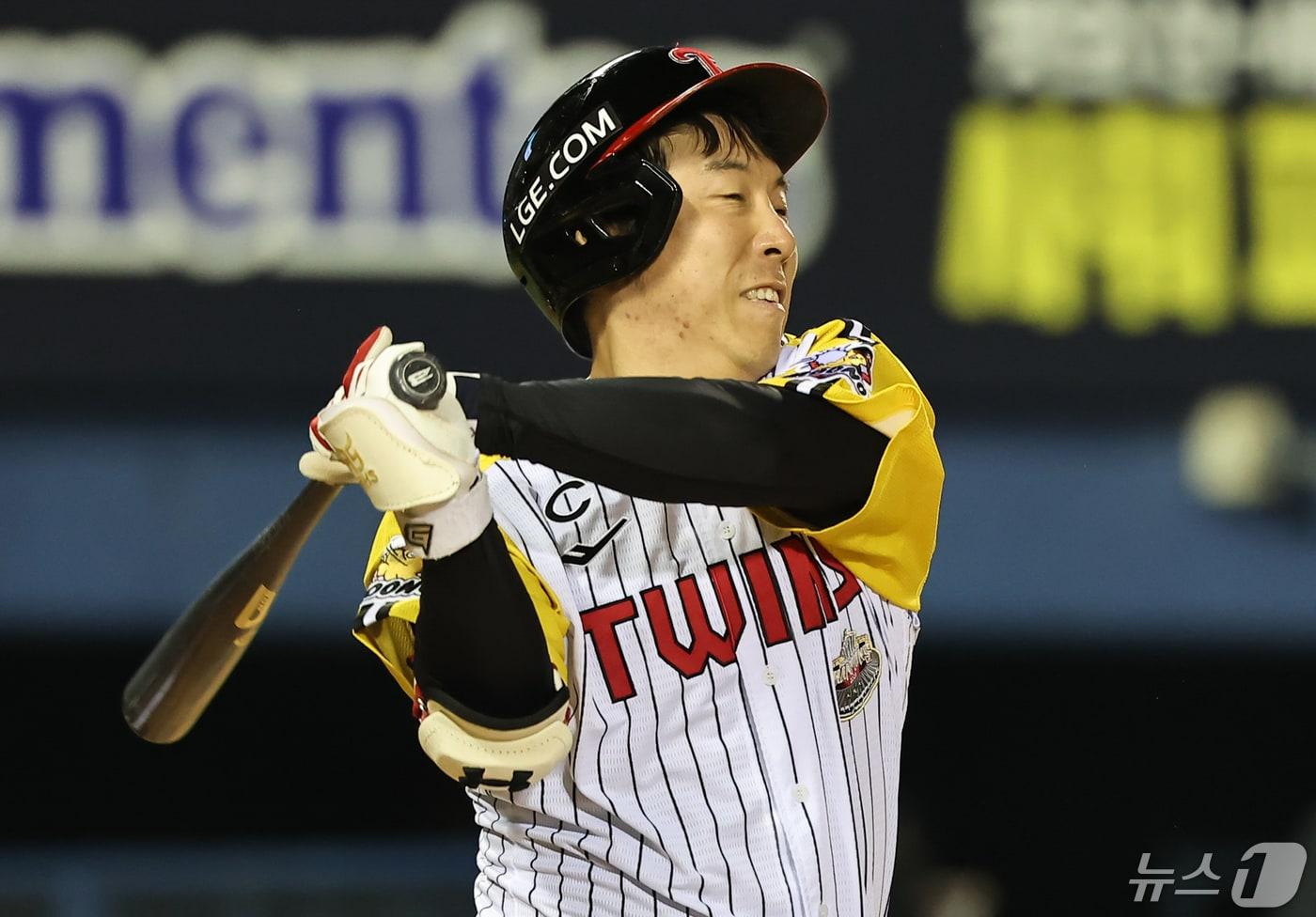 본문 이미지 - 한국프로야구 LG 김현수 선수가 헛스윙하고 있다. ⓒ News1 김도우 기자