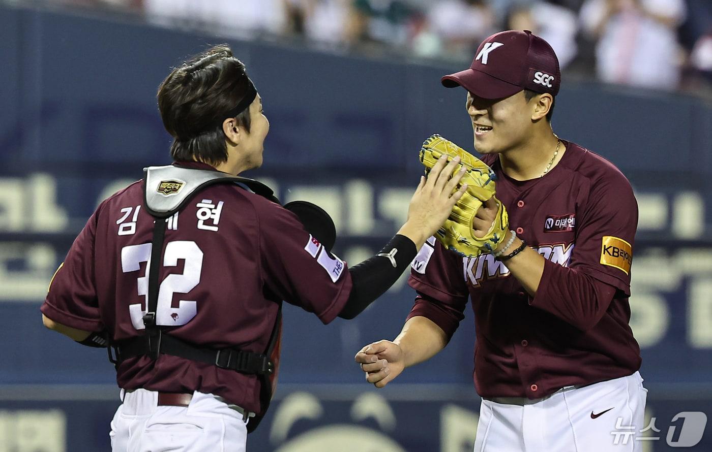 14일 오후 서울 송파구 잠실야구장에서 열린 프로야구 '2024 신한 SOL 뱅크 KBO리그' 키움 히어로즈와 LG 트윈스의 경기, 9회말 키움 투수 박윤성과 포수 김재현이 경기 마무리 후 기쁨을 나누고 있다. 2024.5.14/뉴스1 ⓒ News1 김도우 기자