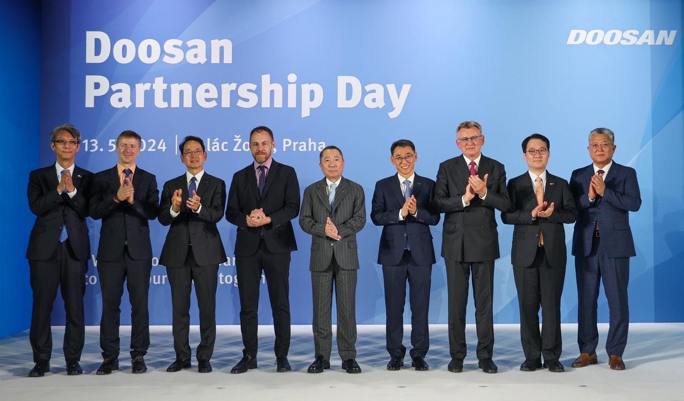 본문 이미지 - 박정원 두산그룹 회장이 13일, 체코 프라하에서 두코바니 원전사업 수주를 지원하기 위해 열린 '두산 파트너십 데이' 행사에 참석해 한국-체코 정부, 기업 관계자들과 기념촬영을 하고 있다. 왼쪽부터 홍영기 주 체코 한국대사, 토마스 에흘레르 체코 산업부 부실장, 스캇 박 두산밥캣 부회장, 페트르 트레쉬냑 체코 산업부 차관, 박정원 두산그룹 회장, 정연인 두산에너빌리티 부회장, 밀란 시모노브스키 CPIA 의장, 안세진 산업부 원전산업정책국장, 박인식 한수원 수출사업본부장 