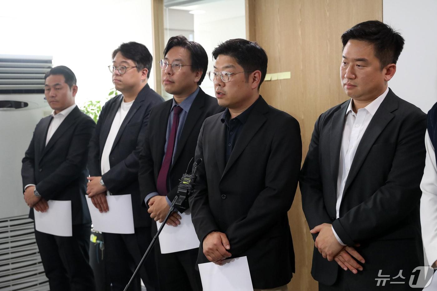 본문 이미지 - 국민의힘 3040세대 모임인 '첫목회' 이재영 간사가 15일 오전 서울 종로구 경제사회연구원에서 총선 패배 원인과 당 수습 방안 등에 대한 끝장 밤샘토론 결과를 발표하고 있다. 2024.5.15/뉴스1 ⓒ News1 이승배 기자