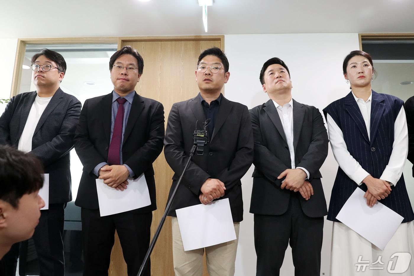 본문 이미지 - 국민의힘 3040세대 모임인 '첫목회' 이재영 간사가 15일 오전 서울 종로구 경제사회연구원에서 총선 패배 원인과 당 수습 방안 등에 대한 끝장 밤샘토론 결과를 발표하고 있다. 2024.5.15/뉴스1 ⓒ News1 이승배 기자